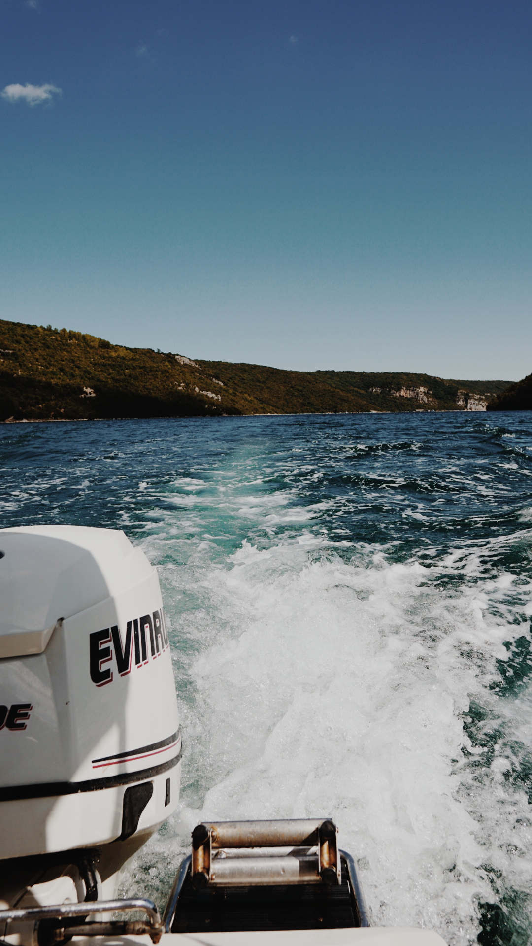 Kielwasser eines Boots auf der Adria bei Umag, Kroatien