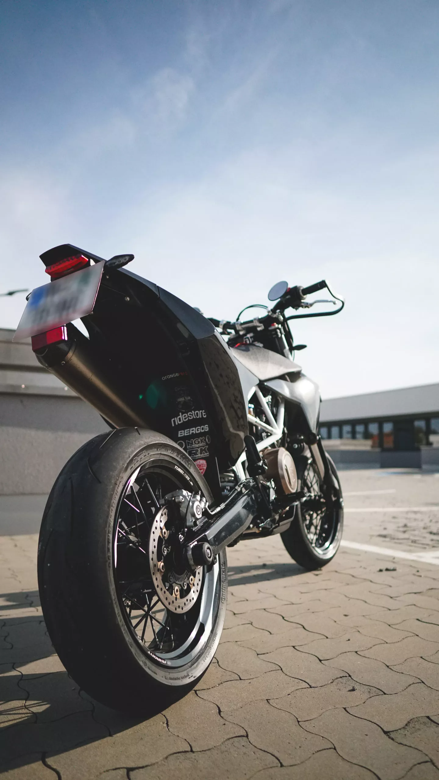 Supermoto von @alxnfnk von hinten, auf einem Parkplatz