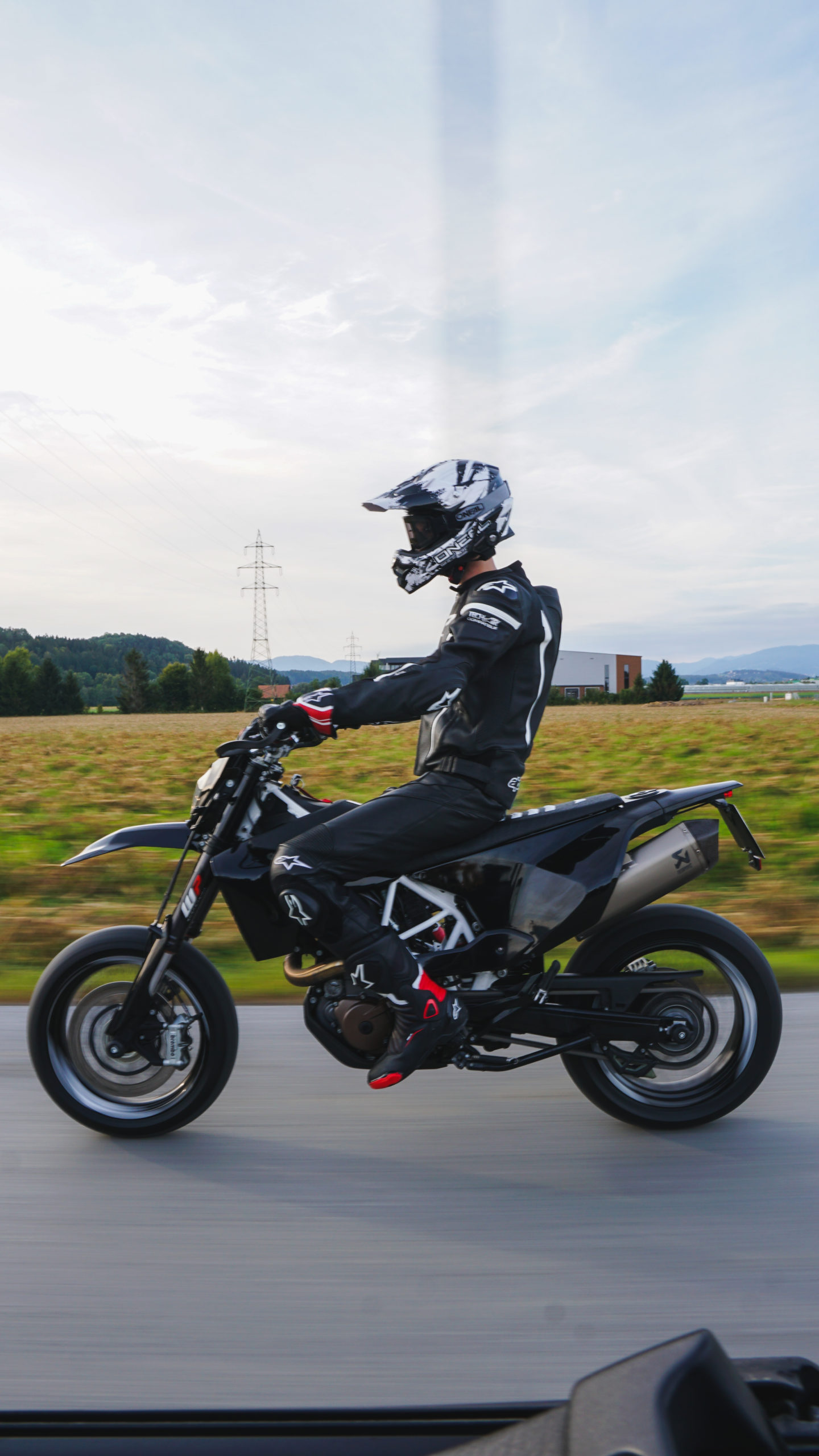 @alxnfnk in voller Montur auf seiner Supermoto